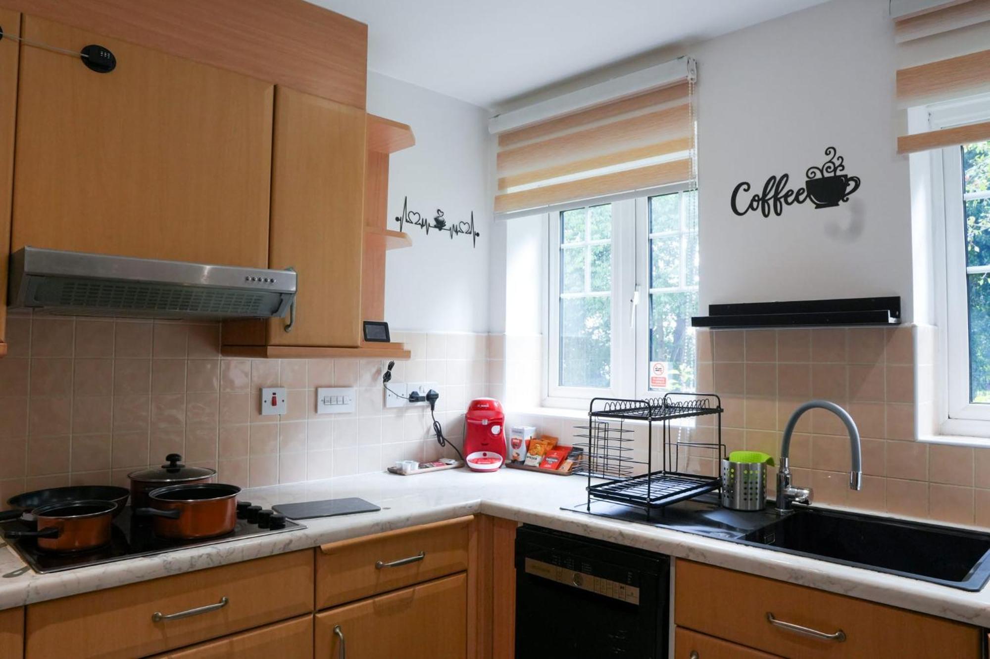 Whole 2-Bed Apartment - Contractors, Professionals, Ulez Free, Free Parking, B'Ham City 10Mins Birmingham Bagian luar foto