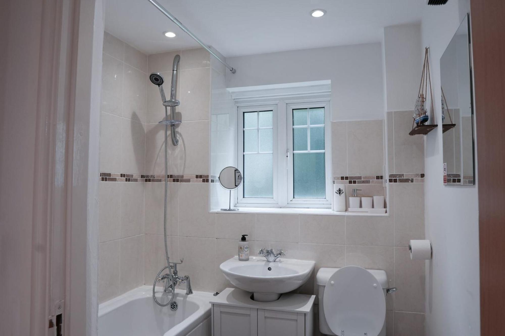 Whole 2-Bed Apartment - Contractors, Professionals, Ulez Free, Free Parking, B'Ham City 10Mins Birmingham Bagian luar foto